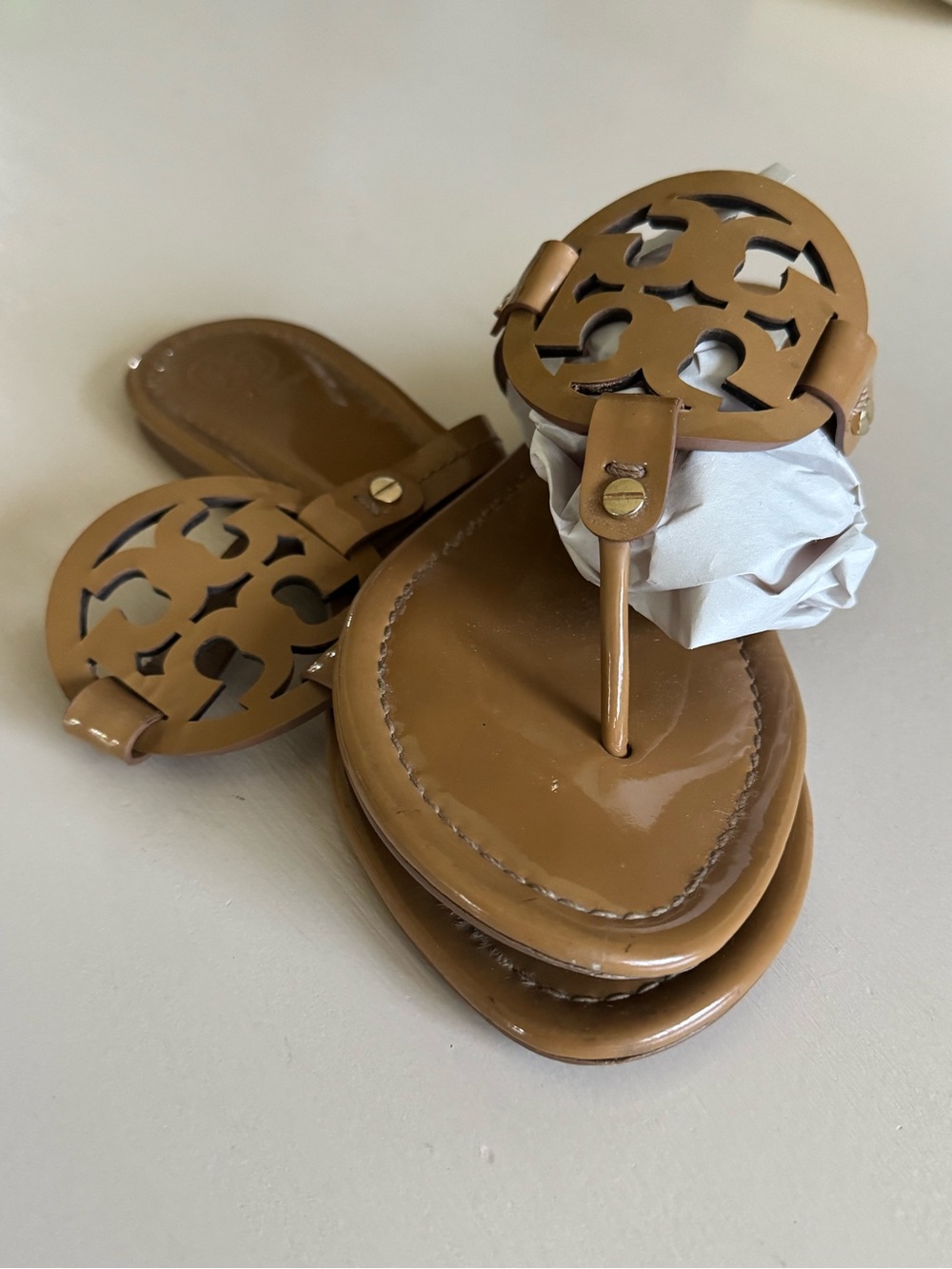 Tory Burch Patent Leather Logo Thong Sandals in Camel